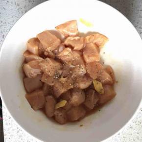 撒入黑胡椒碎，用手抓匀，腌制1小时以上