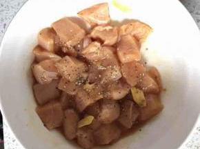 撒入黑胡椒碎，用手抓匀，腌制1小时以上