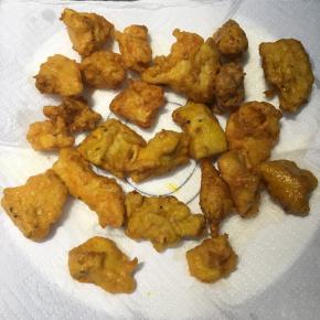 炸好的鸡块放到吸油纸上去除多余油脂