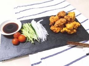 可以再倒一些日式沙拉汁到小碟子中，吃的时候也可以蘸一下