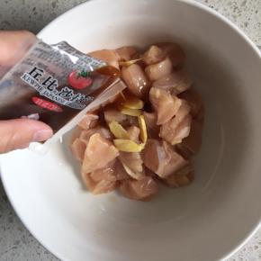 倒入日式沙拉汁