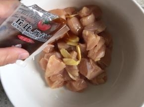 倒入日式沙拉汁