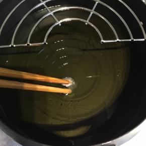 这次炸制使用的是积分换购里的日式油炸锅，很小巧，很省油，也有滤油的网架，很好用。油锅内倒入食用油，开中火，待用筷子伸入1秒会立马冒泡时，便可以开始炸鸡块