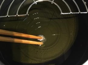 这次炸制使用的是积分换购里的日式油炸锅，很小巧，很省油，也有滤油的网架，很好用。油锅内倒入食用油，开中火，待用筷子伸入1秒会立马冒泡时，便可以开始炸鸡块