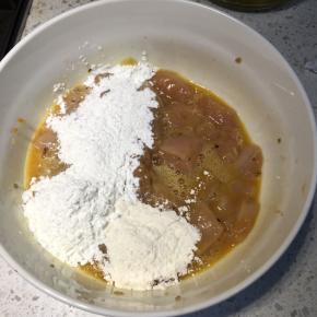 倒入玉米淀粉及面粉