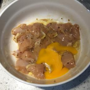 打入一个鸡蛋、搅拌均匀