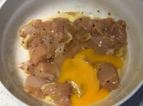 打入一个鸡蛋、搅拌均匀