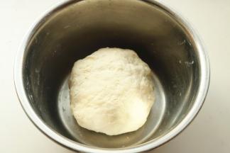 面粉加一点点盐和适量水揉成团，静置一会。