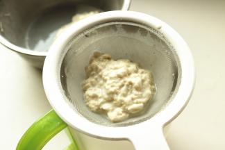 找一个细而高的容器，把洗出来的淀粉水过滤进容器里，继续重复洗面过程，过滤出淀粉水。