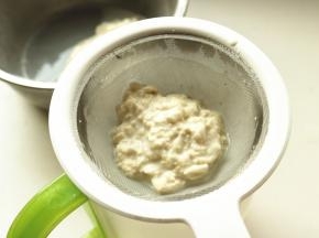 找一个细而高的容器，把洗出来的淀粉水过滤进容器里，继续重复洗面过程，过滤出淀粉水。