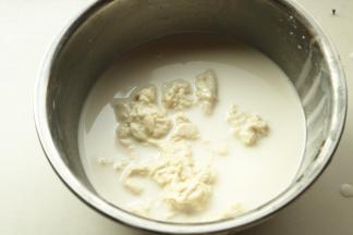 开始洗面，加水，不停的用手挤压面团，水会变成粘稠的淀粉水。