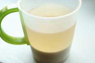 过滤出的淀粉水，静置4小时上上，会看到淀粉和水分层，倒出上面的清水，只留下下面的淀粉糊，搅拌均匀。