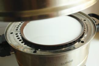 蒸锅加水烧开后，放入披萨盘子，盖盖子大火蒸2分钟。