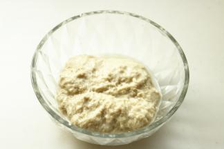 大约换水三四次，水会变得基本清澈，剩下的一团黏黏的就是面筋了。面筋加一点酵母发酵30分钟以上，然后上蒸锅蒸熟待用。