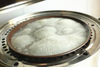 蒸熟的就是凉皮了，能看到鼓起大泡就可以了。