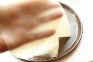 在流水下冲一下，揭下凉皮，薄薄的透着亮光。重复以上的过程，做好所有的凉皮。