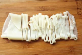 做好的凉皮切成细条，自己喜欢的宽度就好。