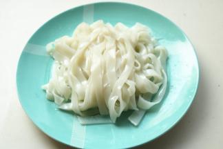 切好的凉皮放在盘子里。