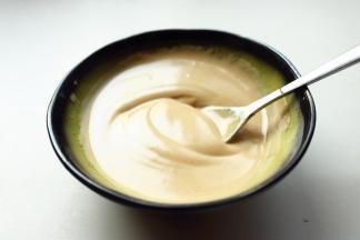 芝麻酱少量多次加水凉开水，调成爽滑的酱汁。