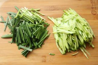 黄瓜也切丝，韭菜切段煮熟过凉水。
