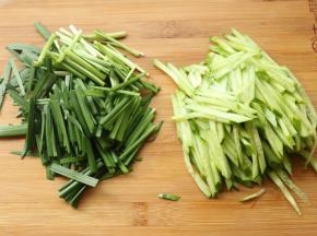 黄瓜也切丝，韭菜切段煮熟过凉水。