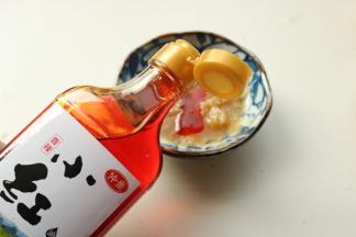 蒜压成蒜蓉，加生抽，醋，盐，芝麻油和仲景的小红油，调成料汁。