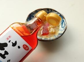 蒜压成蒜蓉，加生抽，醋，盐，芝麻油和仲景的小红油，调成料汁。