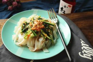 凉皮加黄瓜丝和韭菜段，加芝麻酱和料汁，最美味的凉皮就做好了。