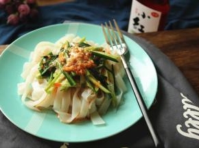 凉皮加黄瓜丝和韭菜段，加芝麻酱和料汁，最美味的凉皮就做好了。