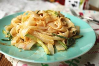 拌匀就可以开吃了，这一盘用来拍照，但是面筋忘记放进去了。