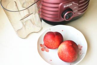 准备好桃子，冰箱里提前冰镇过，这样做出来的汽水直接就是冰的。