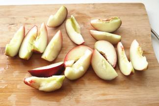 桃子切开，去核。全部切小块。