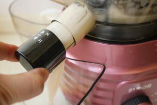 很快汁渣分离。拉开出汁口，放出果汁。