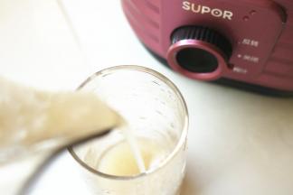 桃汁倒入杯子。