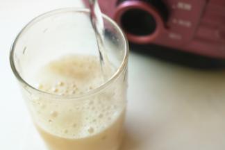 再注入一些雪碧。雪碧最好也要冷藏过。