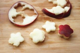 用花模刻出一些花型，待会加入到杯子里，吃到果肉快的时候会很惊喜。