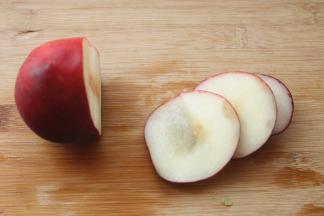 再取一个桃子，切几片薄片。