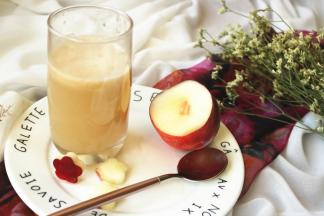 稍微摇一摇杯子就好，很快就会混合均匀。汽水就做好了。