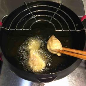 逐个夹入鸡块慢慢炸，中途要翻鸡块