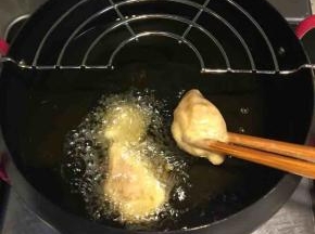 逐个夹入鸡块慢慢炸，中途要翻鸡块