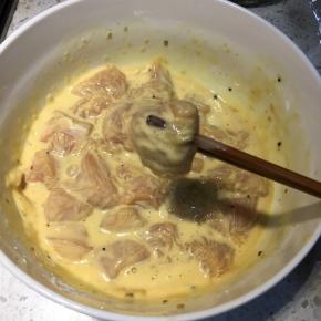 搅拌至无干粉状态，用筷子夹起肉块能挂住面糊