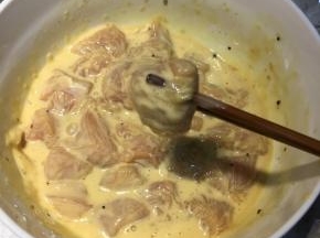 搅拌至无干粉状态，用筷子夹起肉块能挂住面糊