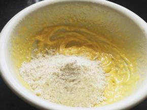 加入宝宝米粉和低筋面粉