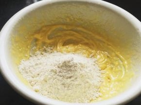 加入宝宝米粉和低筋面粉