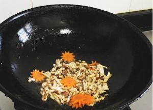 锅内倒入少许橄榄油，放入猪肉，胡萝卜，香菇煸炒一下，然后倒入小半锅清水