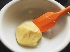 用刮刀搅拌成面团