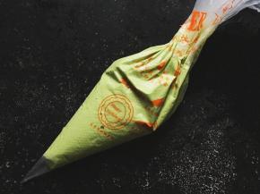 装入裱花袋内，剪一个小孔