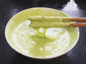 搅拌成浓稠的面糊