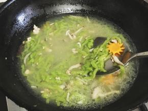 水开后，将面糊一条一条挤入，待面糊成型即可