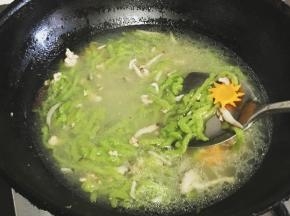 水开后，将面糊一条一条挤入，待面糊成型即可